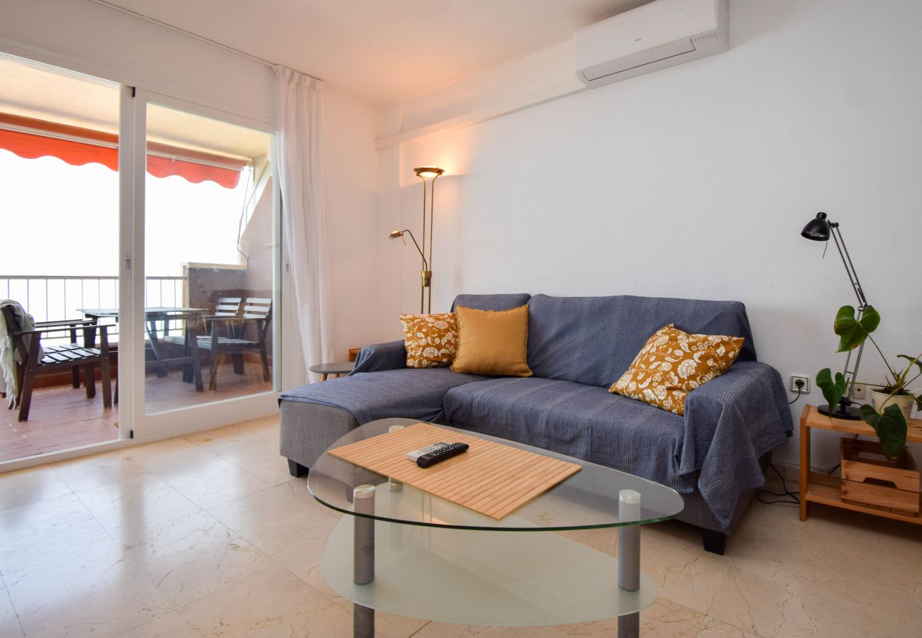 Apartment in Fuengirola - Ref: 276. 2 bedroom seafront apartment with pool and parking