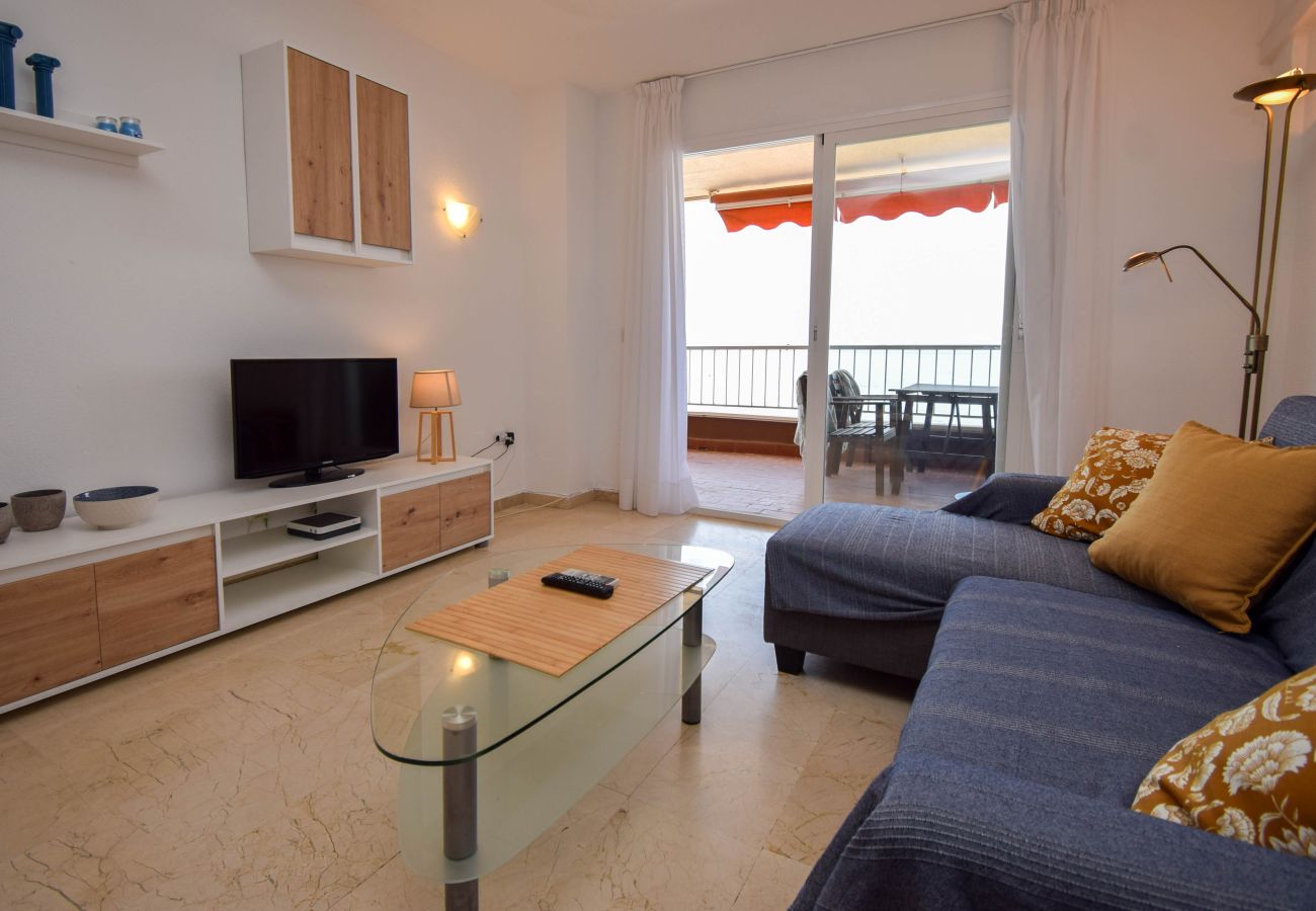 Apartment in Fuengirola - Ref: 276. 2 bedroom seafront apartment with pool and parking