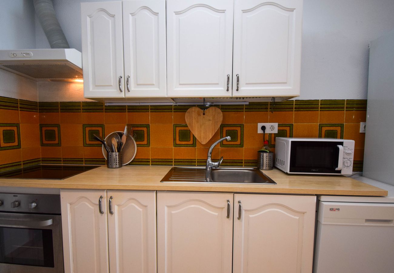 Apartment in Fuengirola - Ref: 276. 2 bedroom seafront apartment with pool and parking