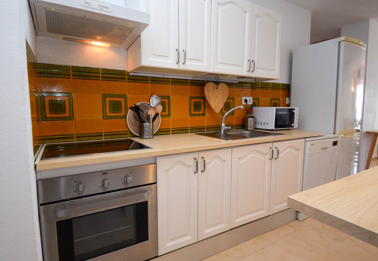 Apartment in Fuengirola - Ref: 276. 2 bedroom seafront apartment with pool and parking