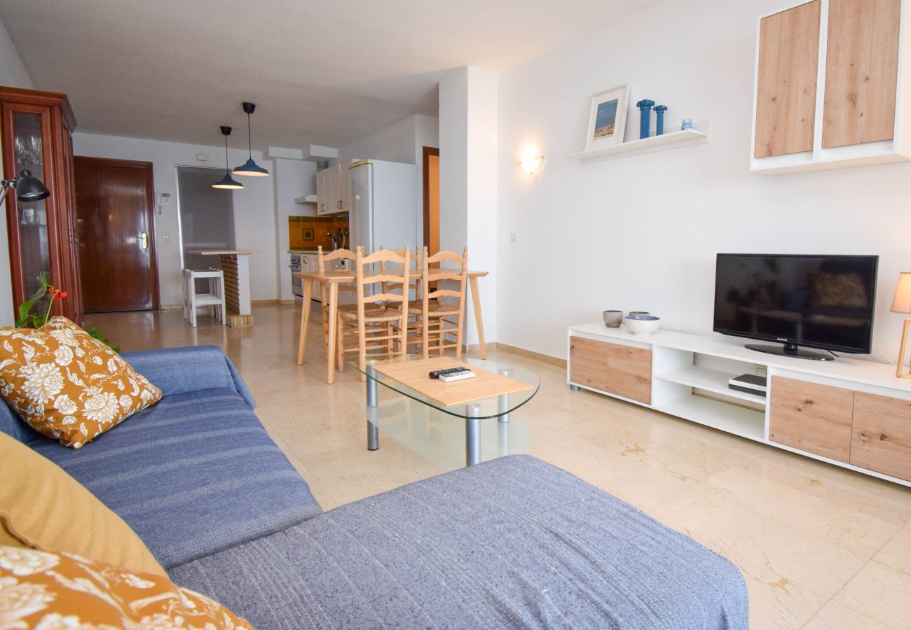Apartment in Fuengirola - Ref: 276. 2 bedroom seafront apartment with pool and parking