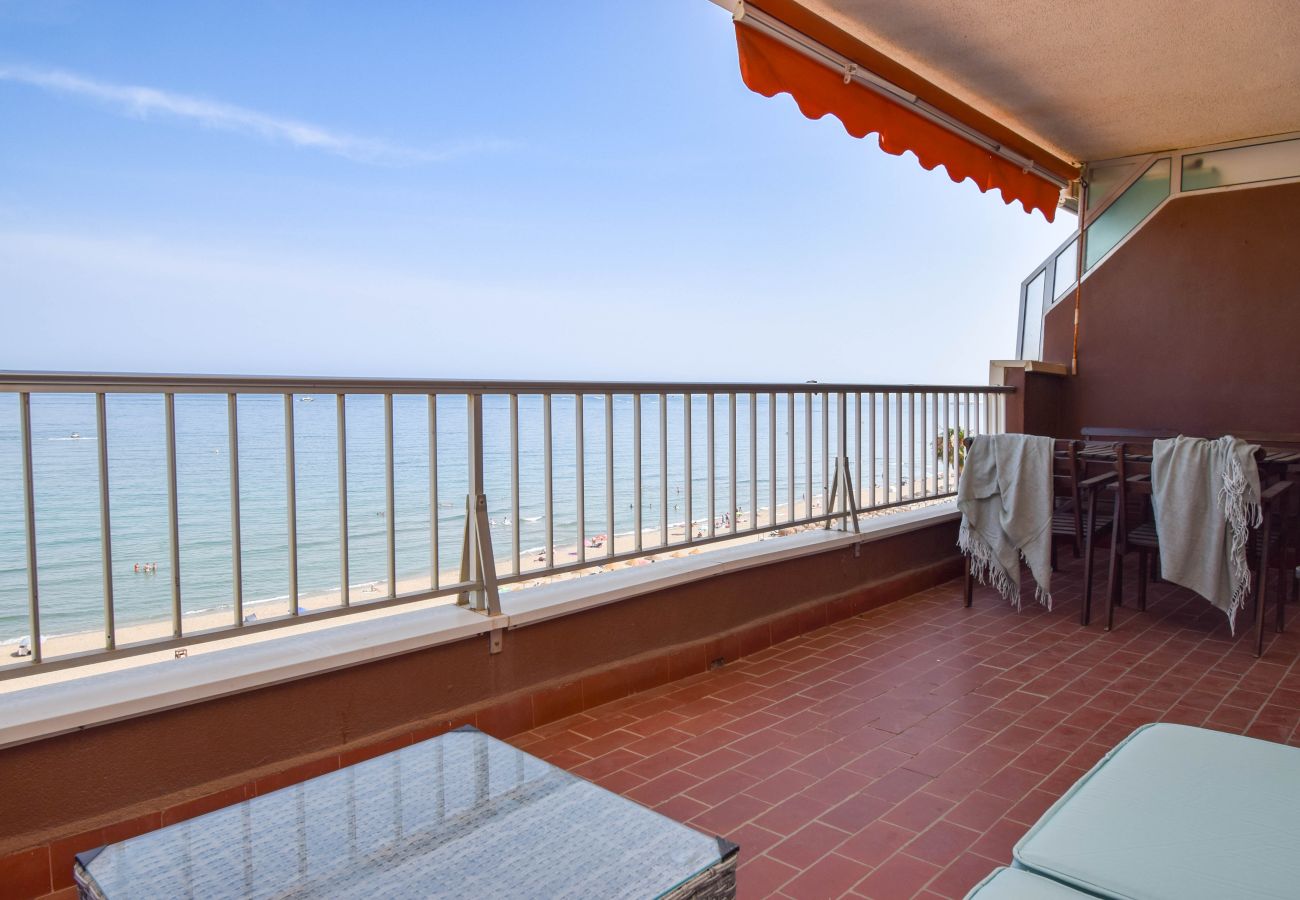 Apartment in Fuengirola - Ref: 276. 2 bedroom seafront apartment with pool and parking