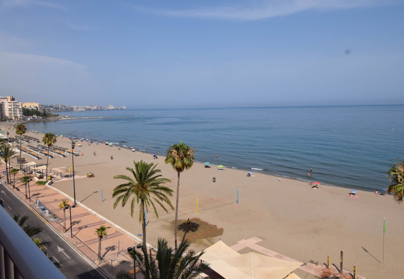 Apartment in Fuengirola - Ref: 276. 2 bedroom seafront apartment with pool and parking