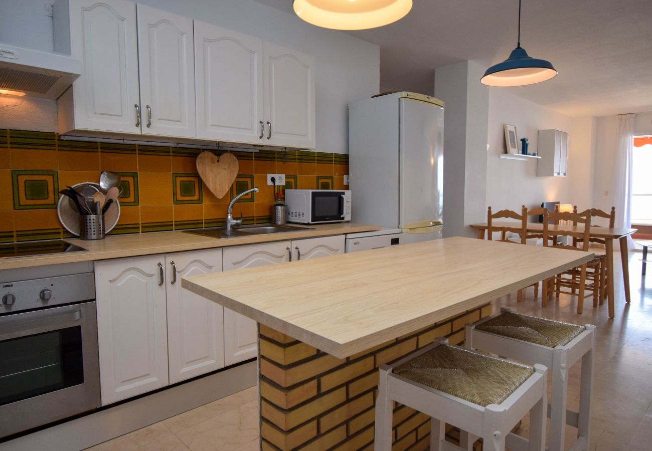 Apartment in Fuengirola - Ref: 276. 2 bedroom seafront apartment with pool and parking