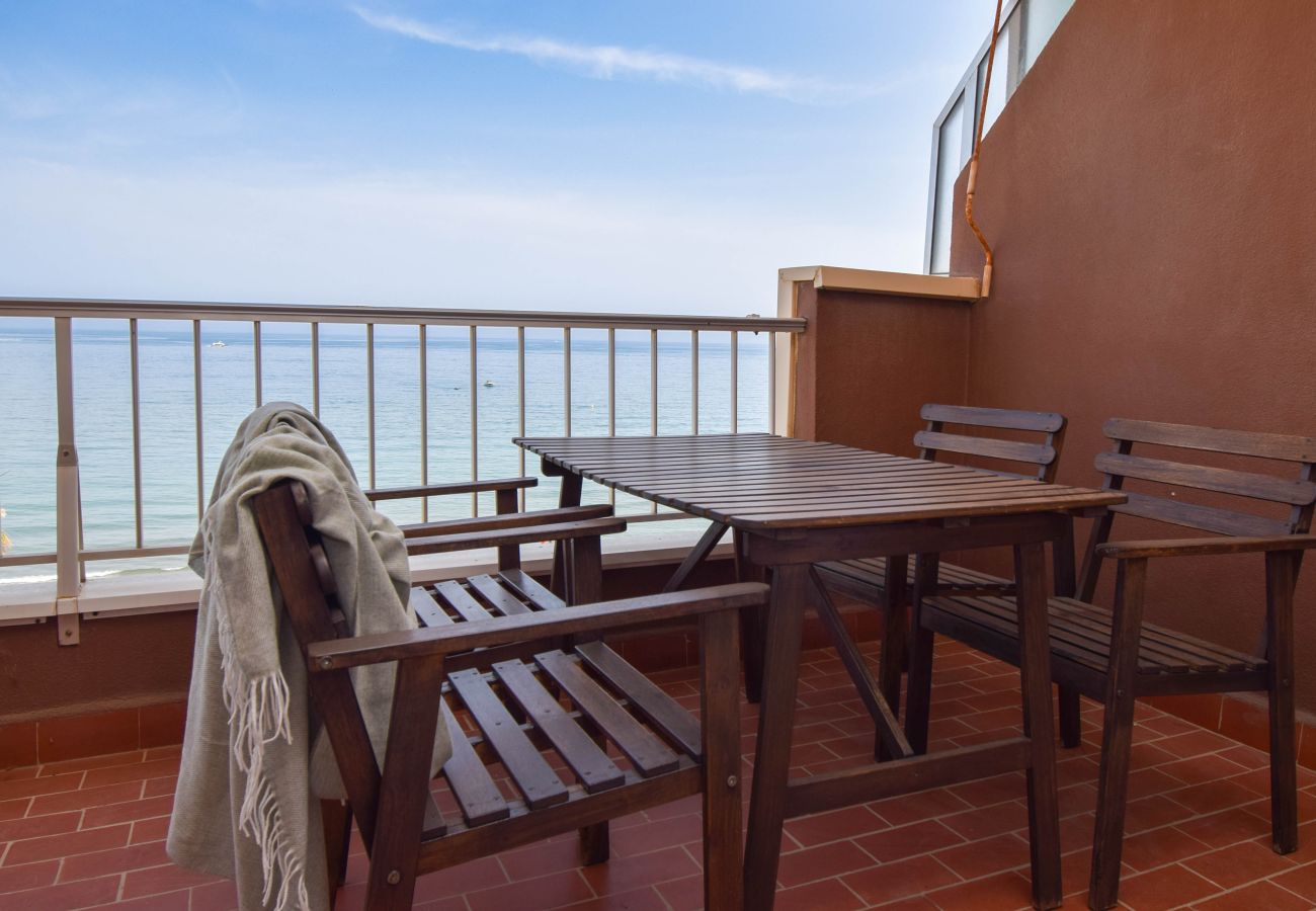 Apartment in Fuengirola - Ref: 276. 2 bedroom seafront apartment with pool and parking