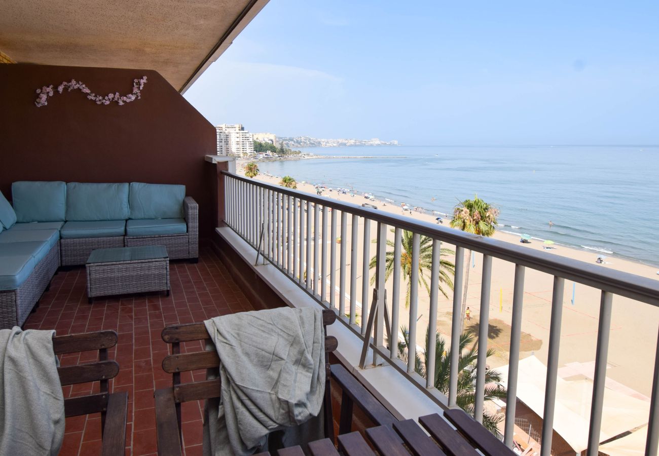Apartment in Fuengirola - Ref: 276. 2 bedroom seafront apartment with pool and parking