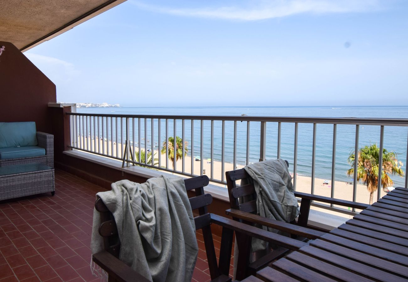 Apartment in Fuengirola - Ref: 276. 2 bedroom seafront apartment with pool and parking