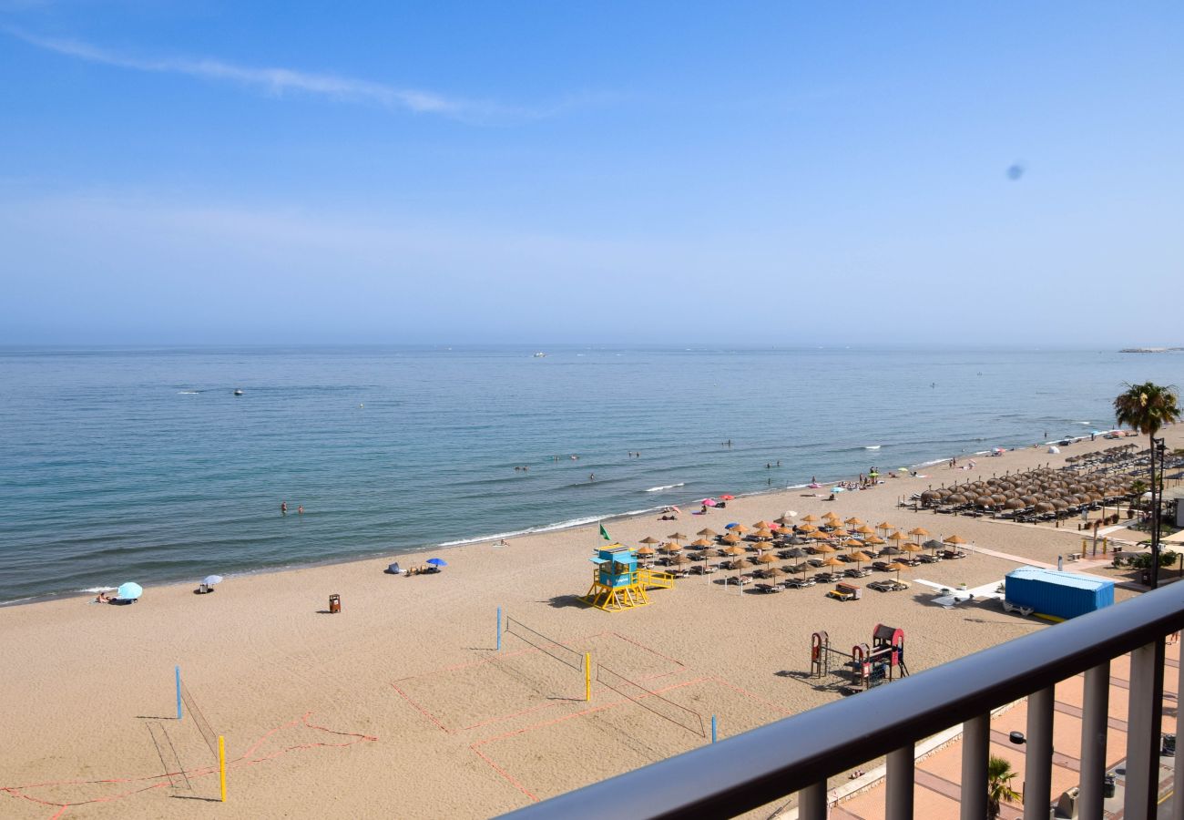 Apartment in Fuengirola - Ref: 276. 2 bedroom seafront apartment with pool and parking