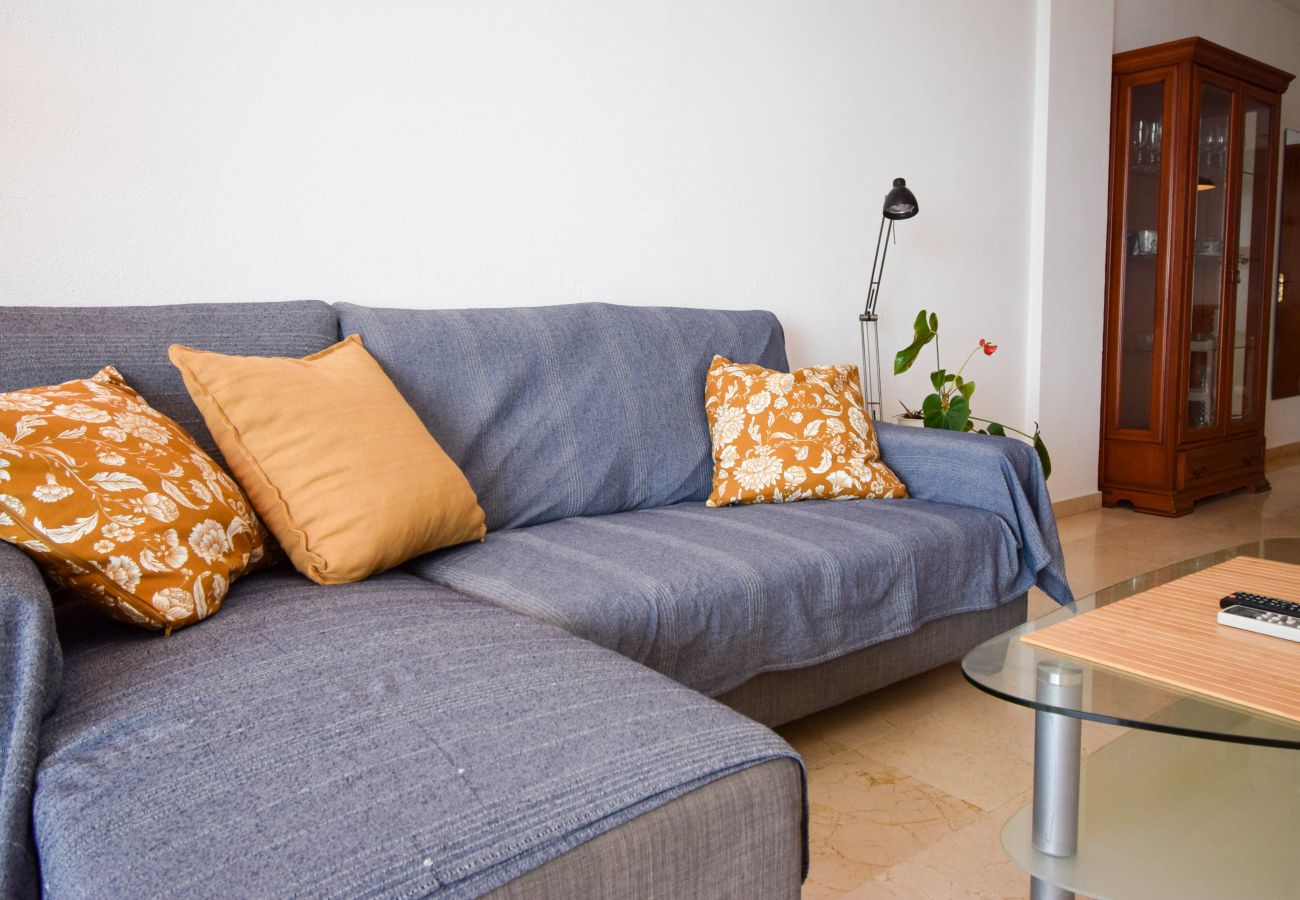 Apartment in Fuengirola - Ref: 276. 2 bedroom seafront apartment with pool and parking