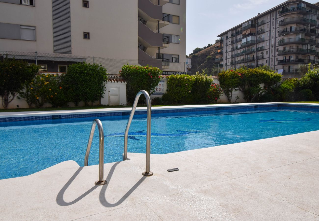 Apartment in Fuengirola - Ref: 276. 2 bedroom seafront apartment with pool and parking
