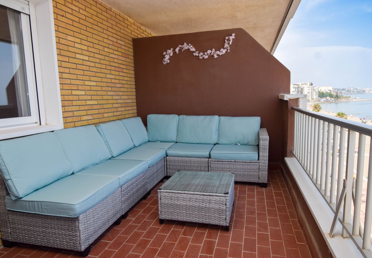 Apartment in Fuengirola - Ref: 276. 2 bedroom seafront apartment with pool and parking