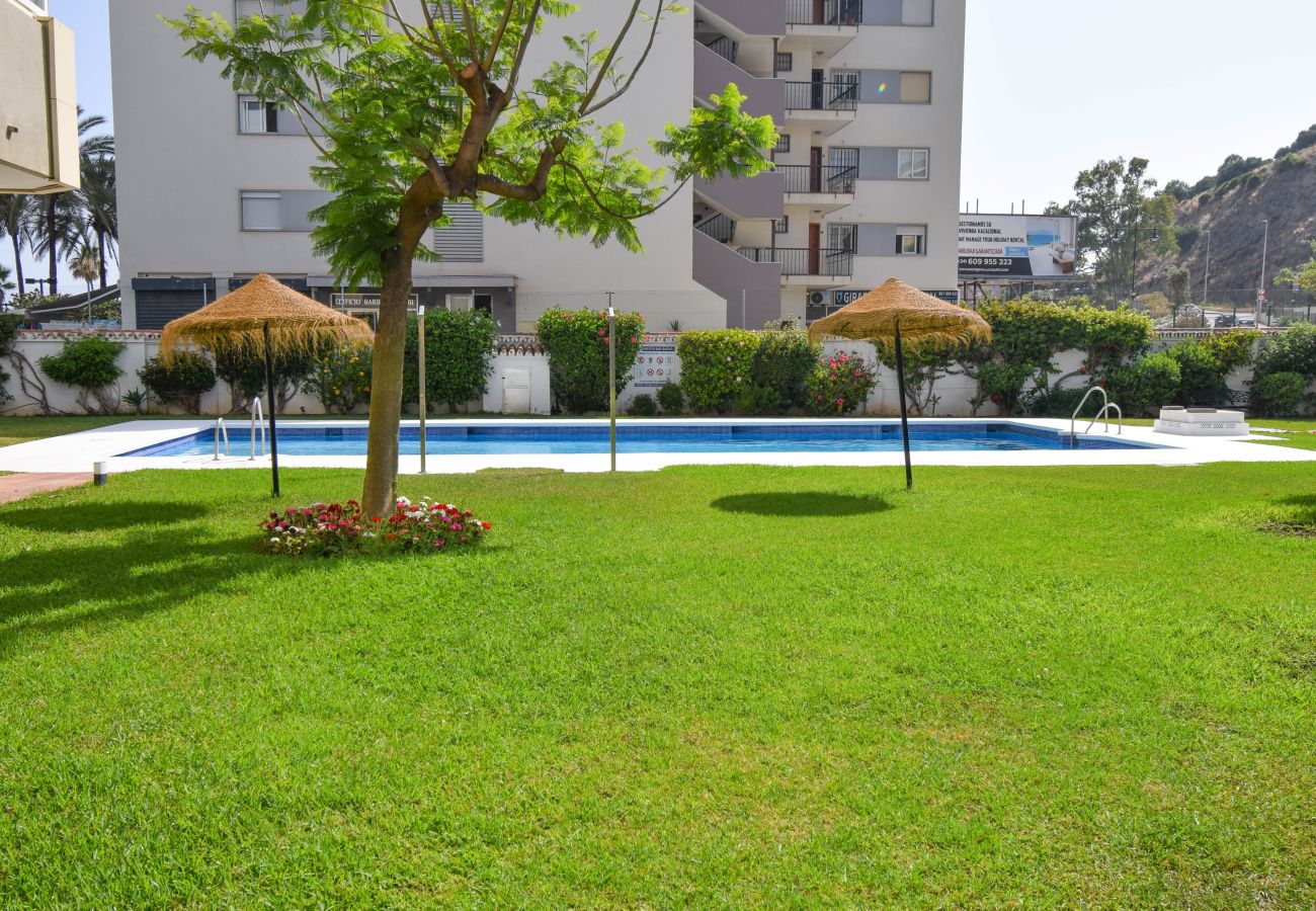 Apartment in Fuengirola - Ref: 276. 2 bedroom seafront apartment with pool and parking