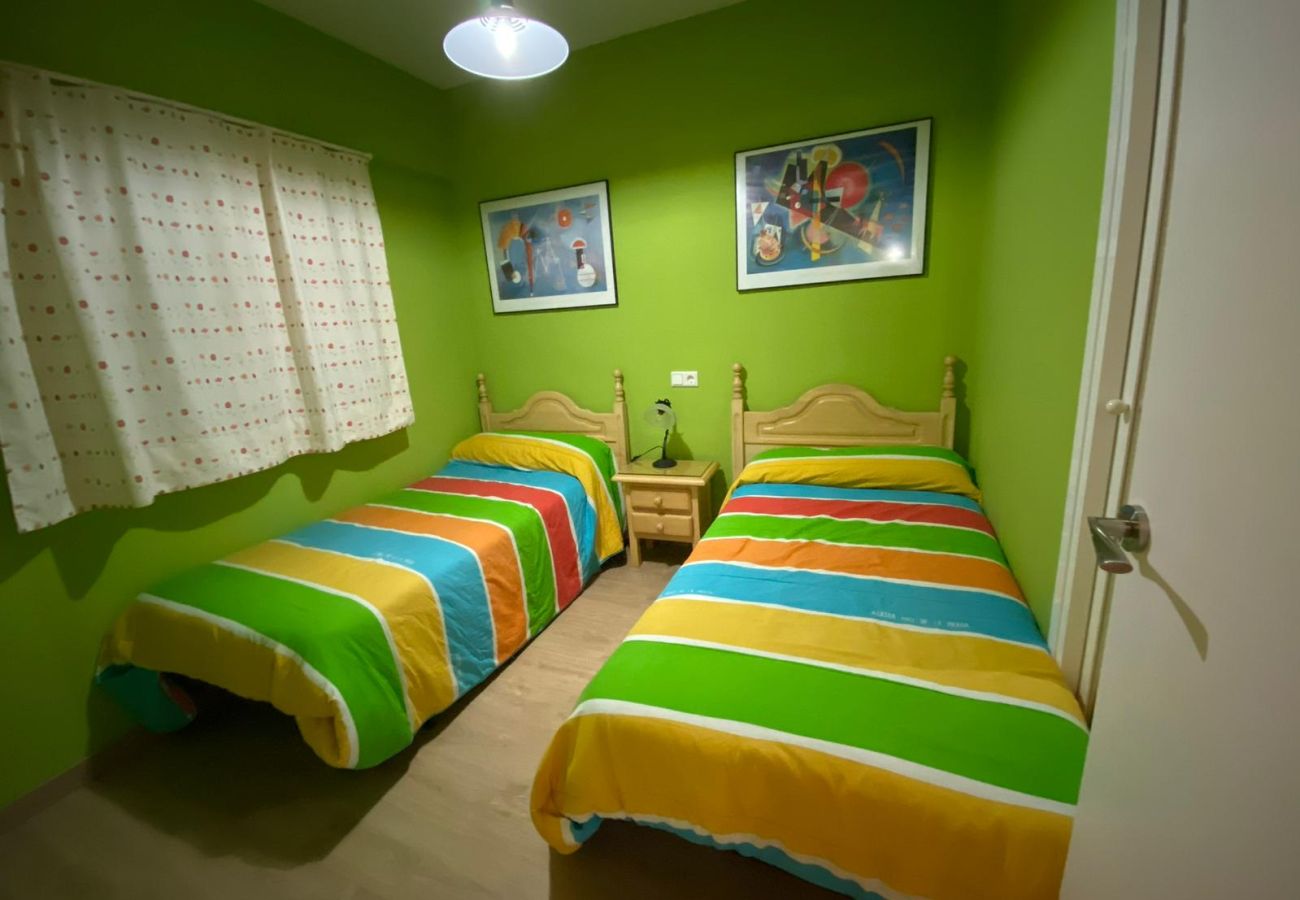 Apartment in Fuengirola - Ref: 221. 2 bedroom apartment in Fuengirola, next to the beach. Great location.