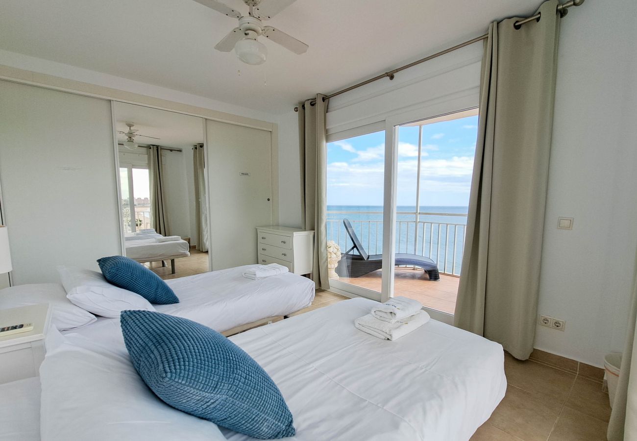 Lägenhet i Fuengirola - Ref: 200  Strandnära lägenhet med pool och fantastisk havsutsikt