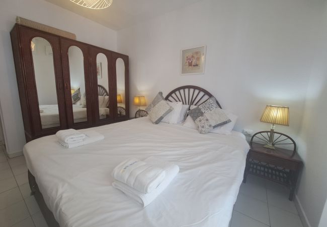 Lägenhet i Fuengirola - Ref: 299 Strandnära lägenhet med 4 sovrum och pool i Fuengirola Lägenhet i Fuengirola - Ref: 299 Strandnära lägenhet med 4 sovrum och pool i Fuengirola