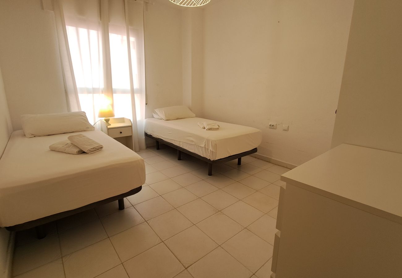 Lägenhet i Fuengirola - Ref: 299 Strandnära lägenhet med 4 sovrum och pool i Fuengirola