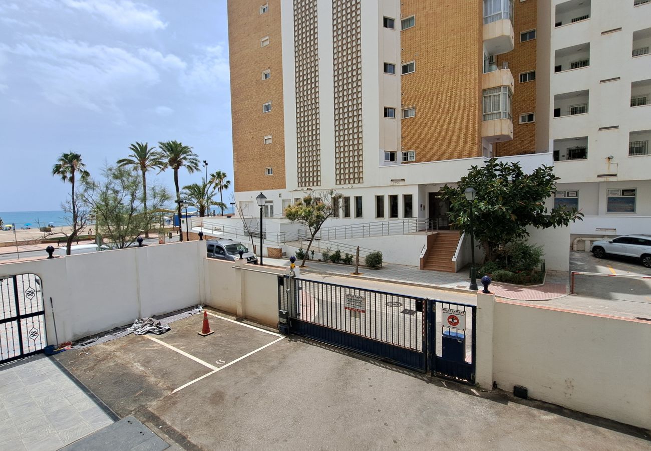 Lägenhet i Fuengirola - Ref: 299 Strandnära lägenhet med 4 sovrum och pool i Fuengirola