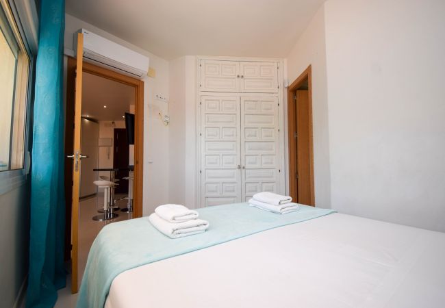Lägenhet i Fuengirola - Ref: 250 Modern lägenhet med 1 sovrum och utsikt över poolen med havsutsikt