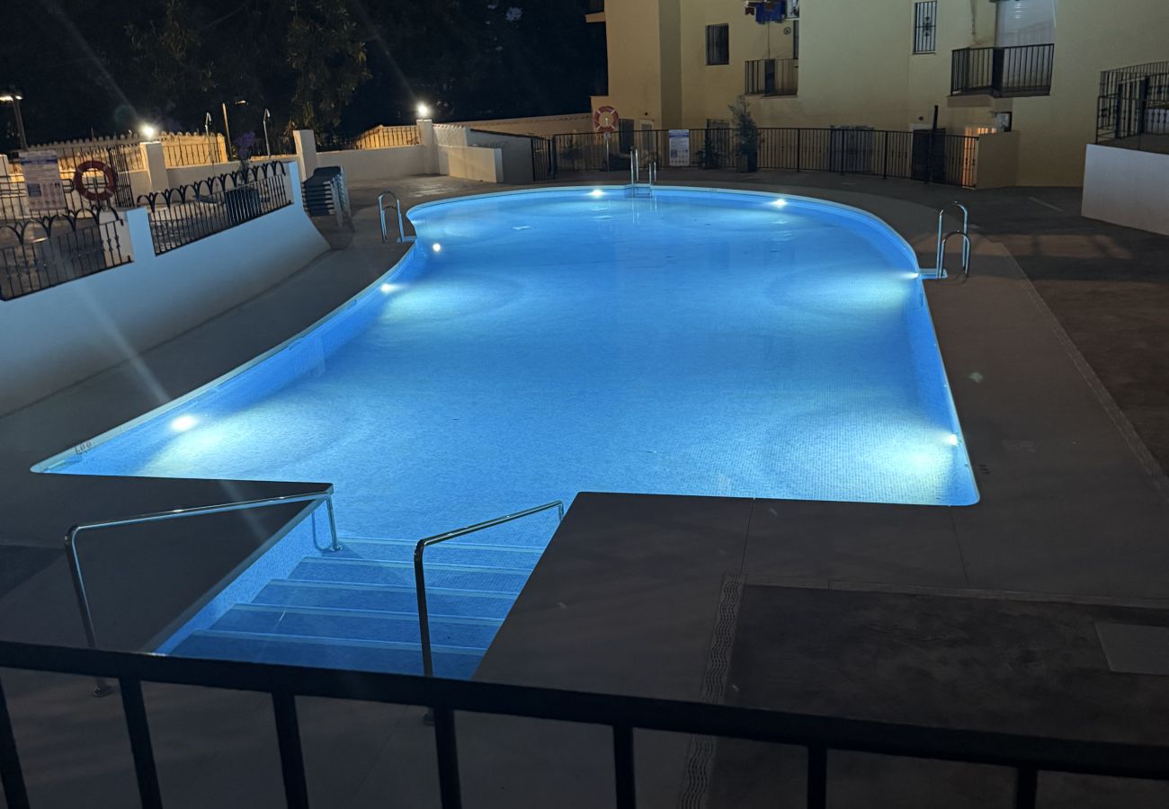 Lägenhet i Fuengirola - Ref: 250 Modern lägenhet med 1 sovrum och utsikt över poolen med havsutsikt