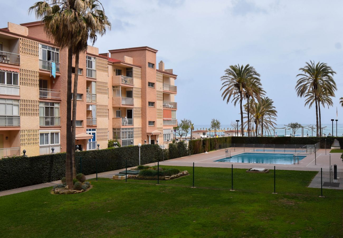 Lägenhet i Fuengirola - Ref: 282 Lägenhet vid stranden med utsikt över trädgården och poolen