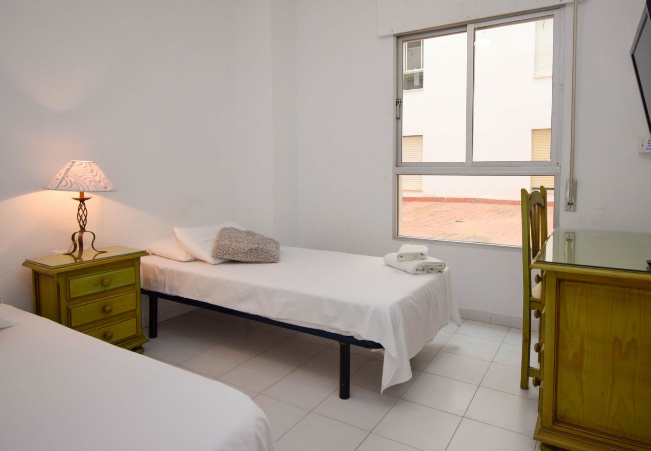 Lägenhet i Fuengirola - Ref: 282 Lägenhet vid stranden med utsikt över trädgården och poolen