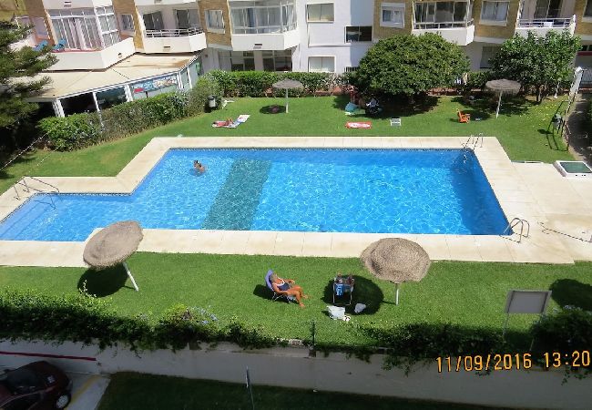 Lägenhet i Fuengirola - Ref: 260 Strandnära lägenhet med havsutsikt, pool och ljus solig terrass