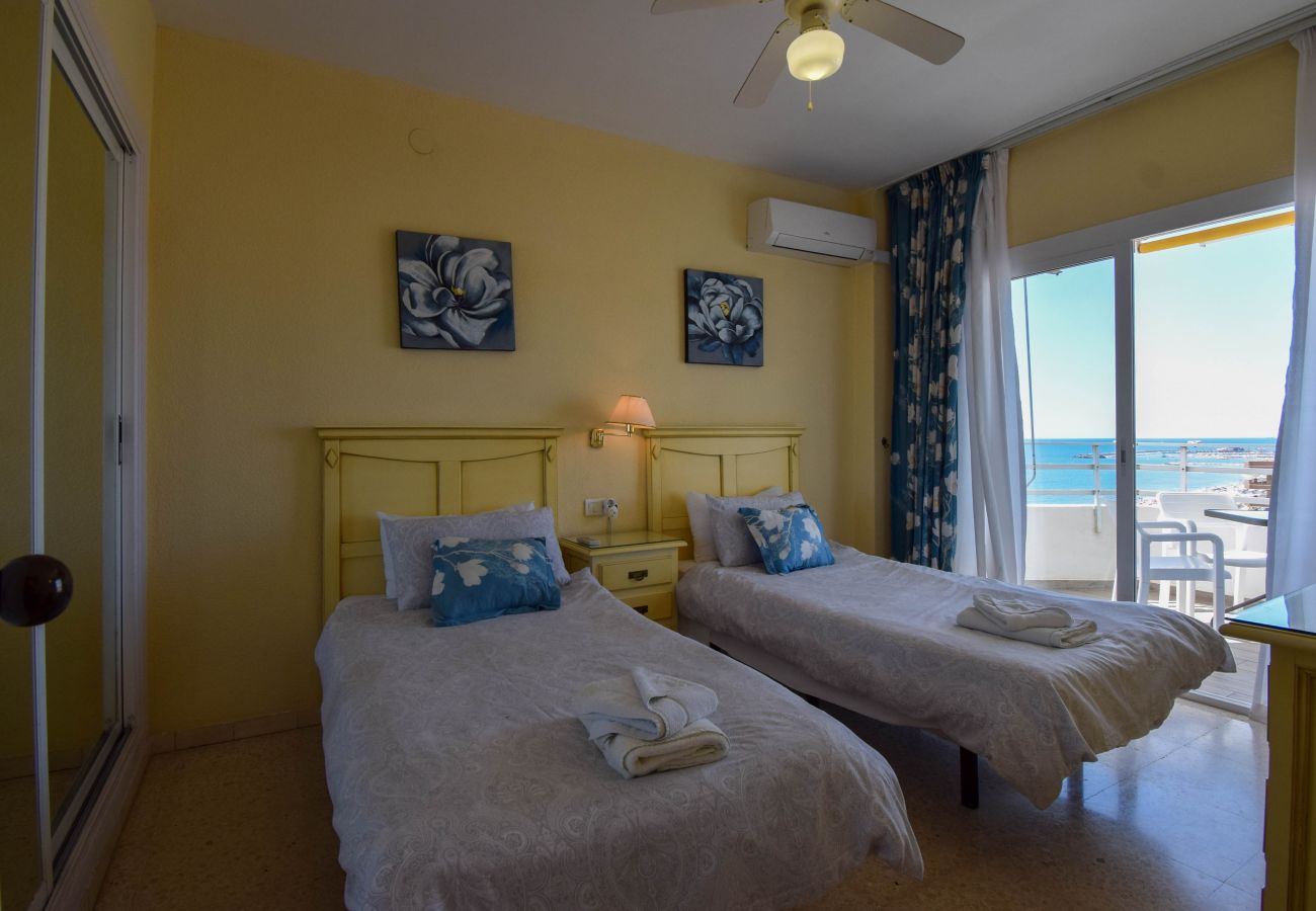 Lägenhet i Fuengirola - Ref: 260 Strandnära lägenhet med havsutsikt, pool och ljus solig terrass