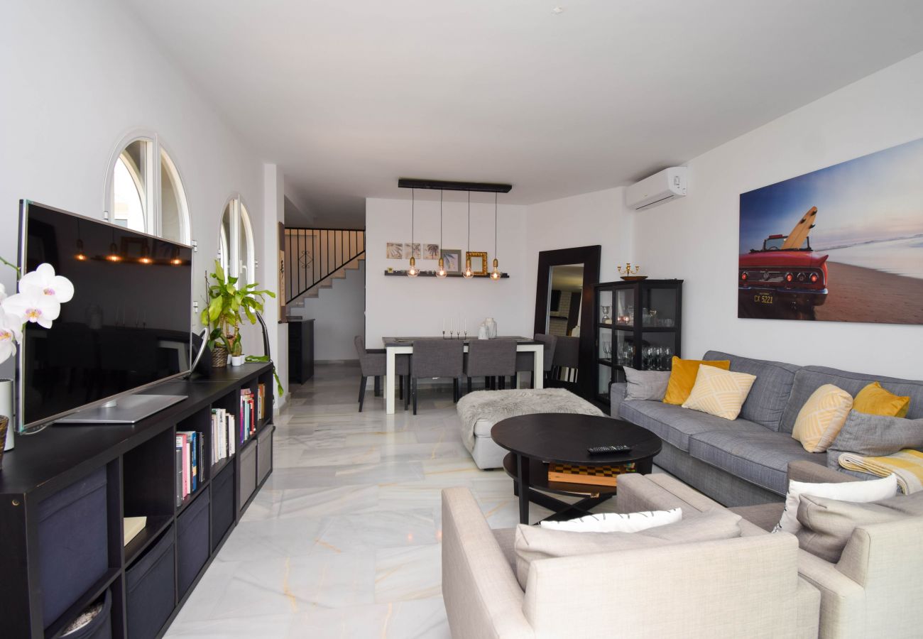 Lägenhet i Mijas Costa - Ref: 244 Fantastisk lägenhet i Calahonda med stora terrasser, havsutsikt och pool