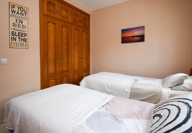 Radhus i Fuengirola - Ref 290: Radhus med takterrass, havsutsikt, pool och gångavstånd till stranden. Radhus i Fuengirola - Ref 290: Radhus med takterrass, havsutsikt, pool och gångavstånd till stranden.