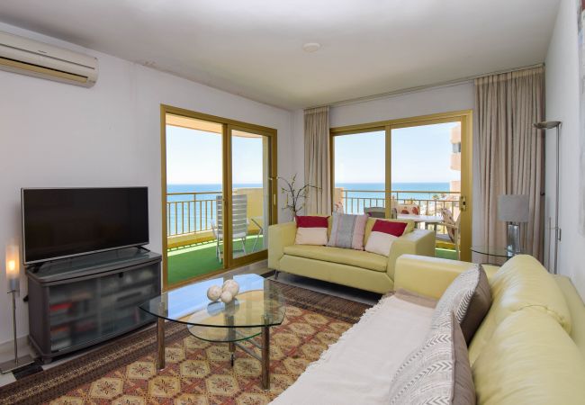 Lägenhet i Fuengirola - Ref: 298 Rymlig lägenhet med 3 sovrum/2 bad precis vid havet med havsutsikt