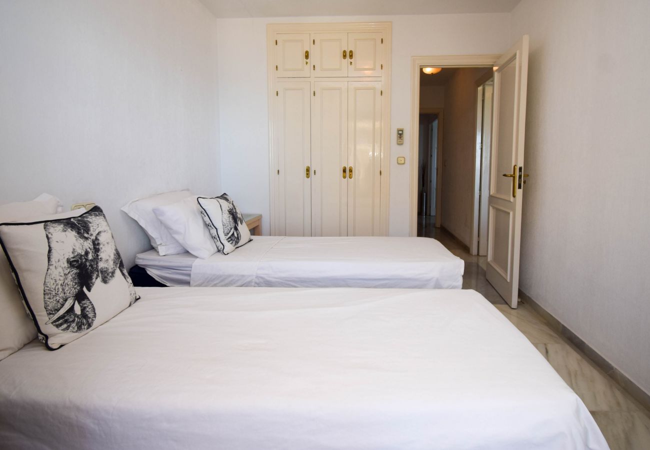 Lägenhet i Fuengirola - Ref: 298 Rymlig lägenhet med 3 sovrum/2 bad precis vid havet med havsutsikt
