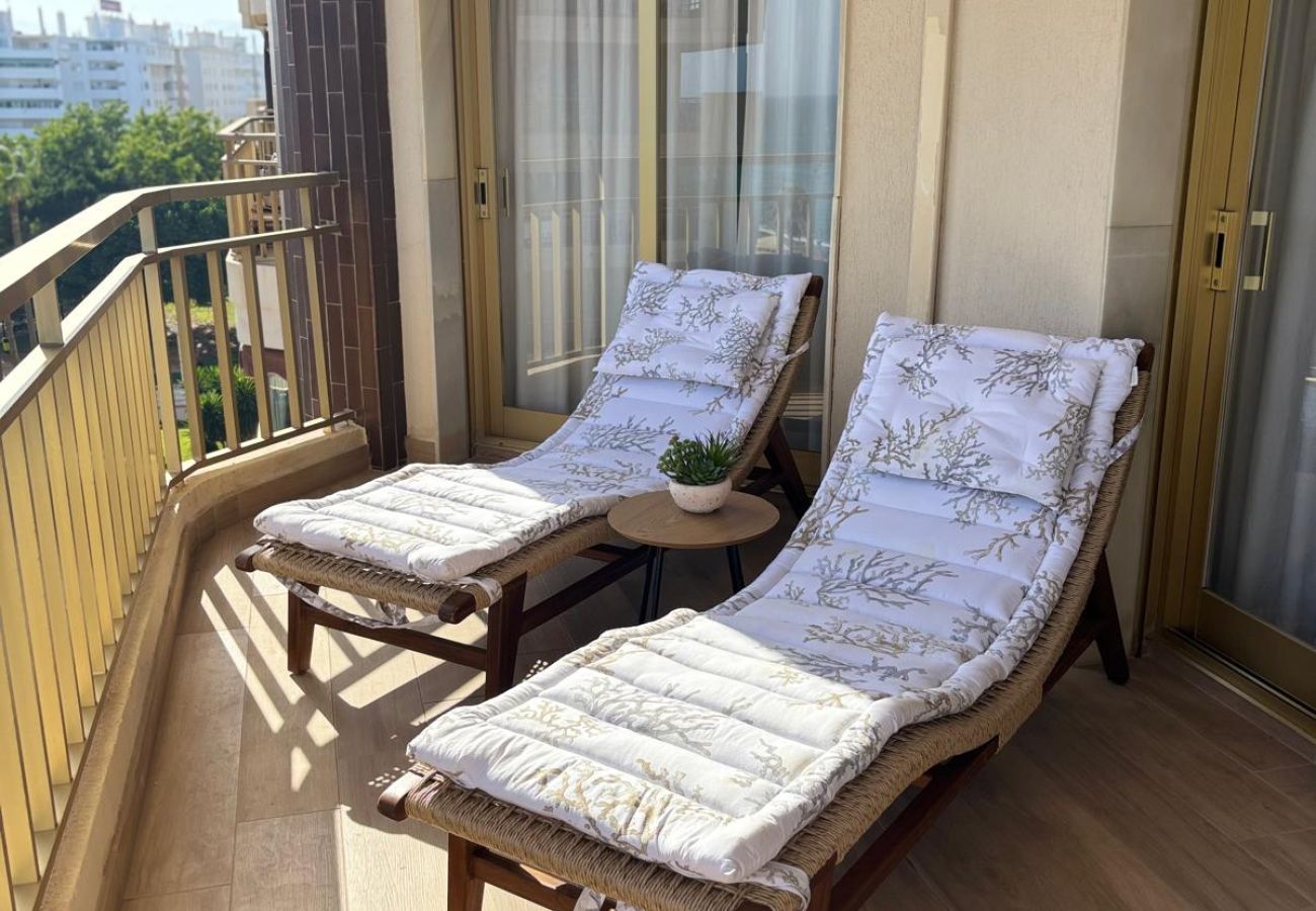 Lägenhet i Fuengirola - Ref: 298 Rymlig lägenhet med 3 sovrum/2 bad precis vid havet med havsutsikt
