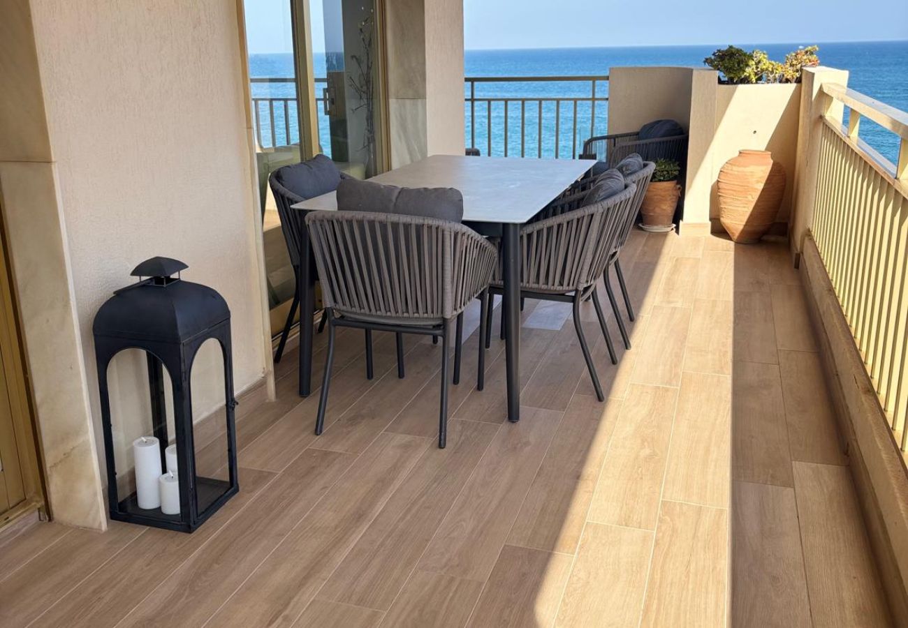 Lägenhet i Fuengirola - Ref: 298 Rymlig lägenhet med 3 sovrum/2 bad precis vid havet med havsutsikt