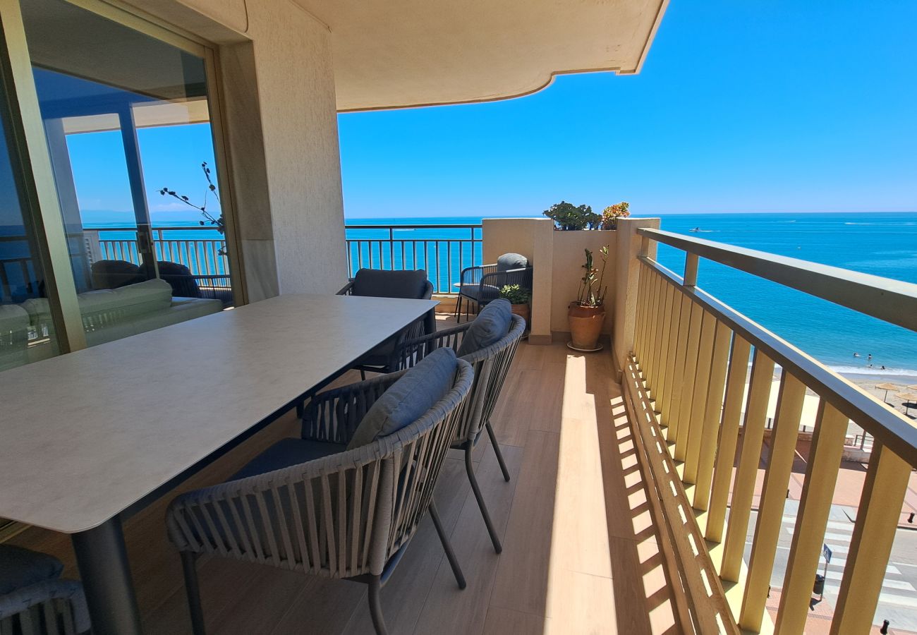Lägenhet i Fuengirola - Ref: 298 Rymlig lägenhet med 3 sovrum/2 bad precis vid havet med havsutsikt