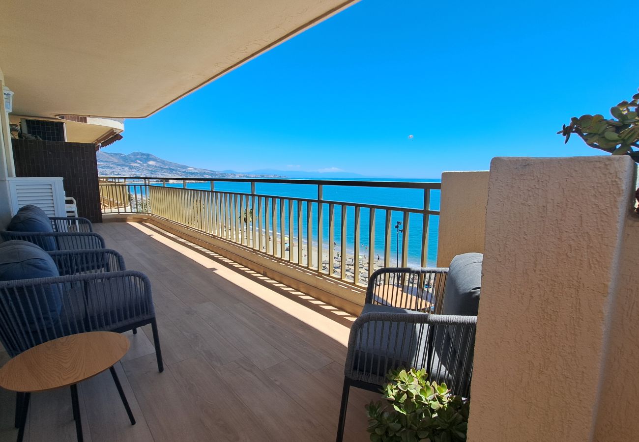 Lägenhet i Fuengirola - Ref: 298 Rymlig lägenhet med 3 sovrum/2 bad precis vid havet med havsutsikt