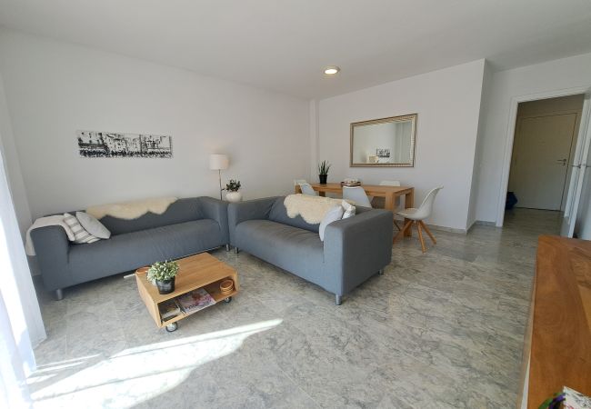 Lägenhet i Fuengirola - Ref: 324 Central 4-rumslägenhet med pool och nära till allt