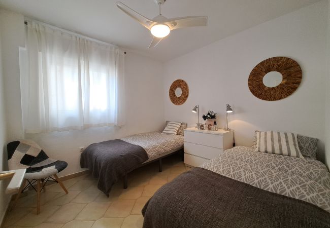 Lägenhet i Fuengirola - Ref: 324 Central 4-rumslägenhet med pool och nära till allt